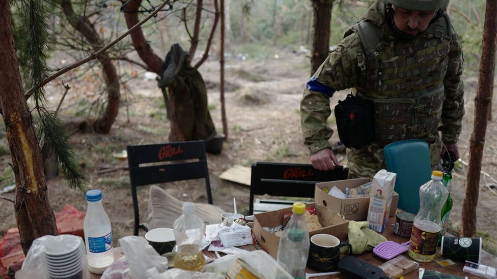 Украинские военные исследуют место стоянки российских войск