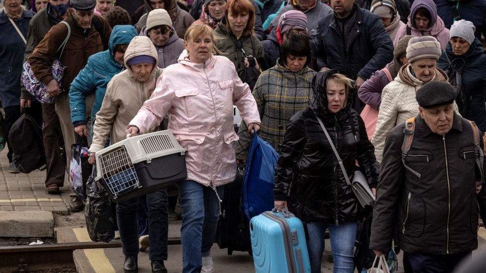 Жители Краматорска во время эвакуации пятого апреля