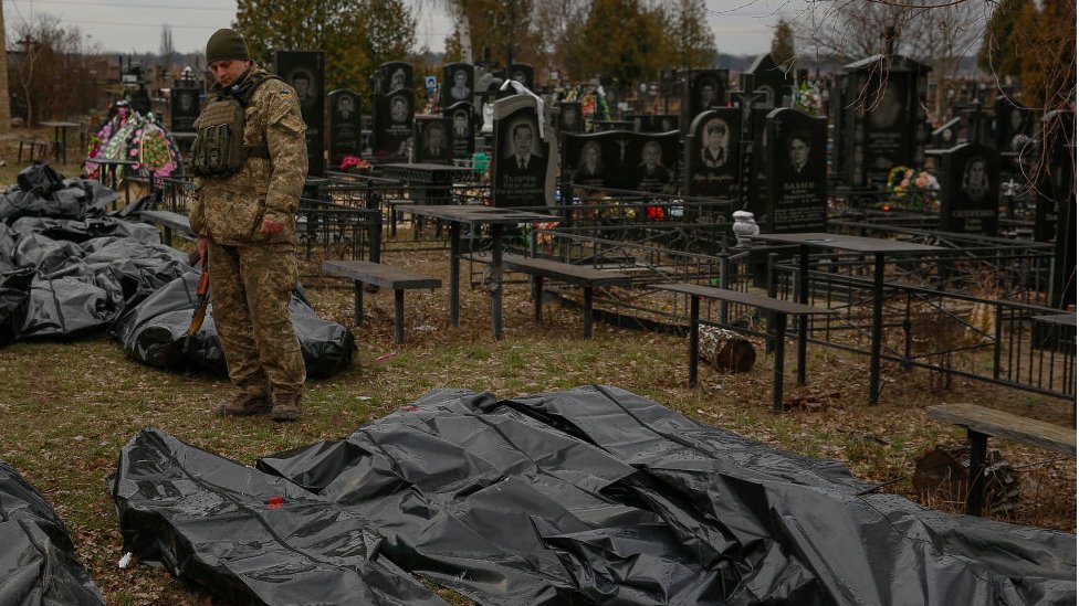 украинский военный на кладбище в Буче