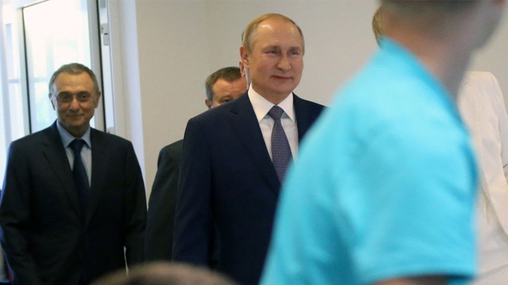 Сулейман Керимов (слева) и Владимир Путин в Сочи, Россия, 2019 г.