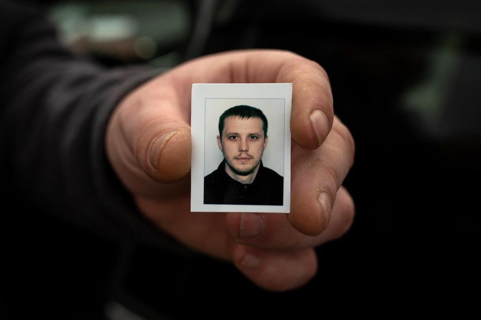 Паспортная фотография Виталия, которую Сергей носил с собой во время поисков брата