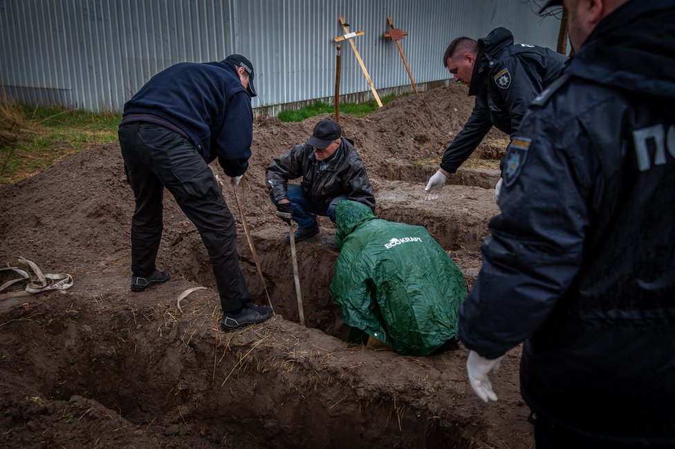 Геннадий, хоронивший своих соседей, теперь помогает доставать тела из могил