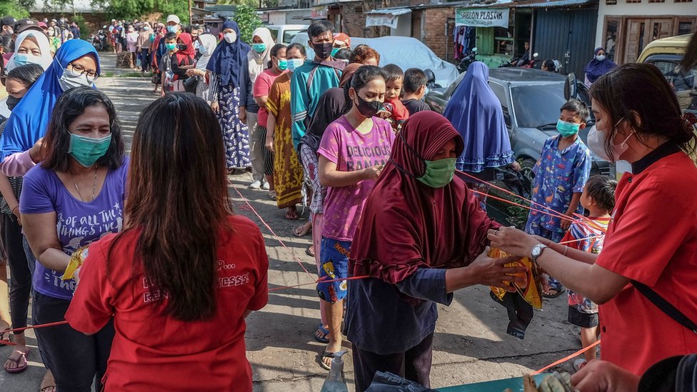 Индонезийцы на Суматре в очереди за дефицитным пальмовым маслом