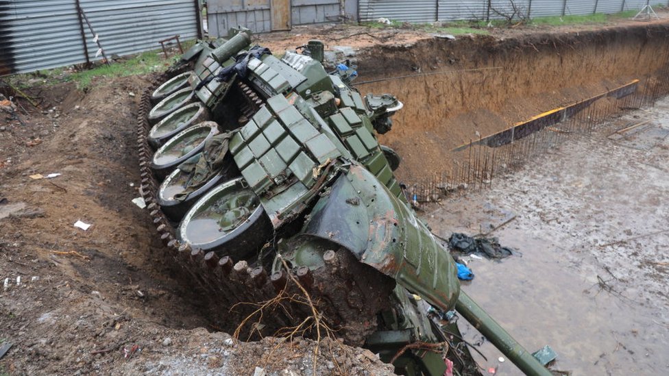 Брошенный российский танк в Мариуполе, 13 апреля