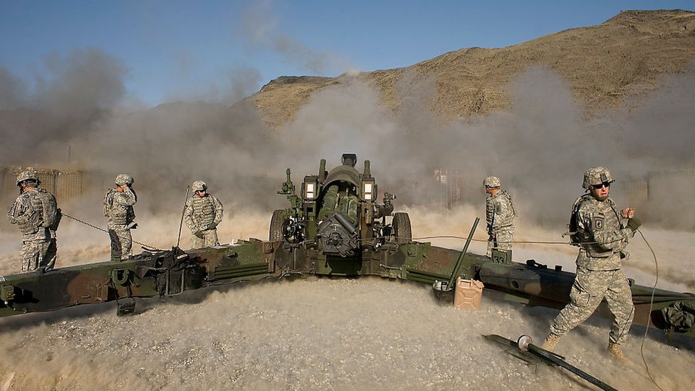 Американские военные стреляют из 155-мм гаубицы в Афганистане