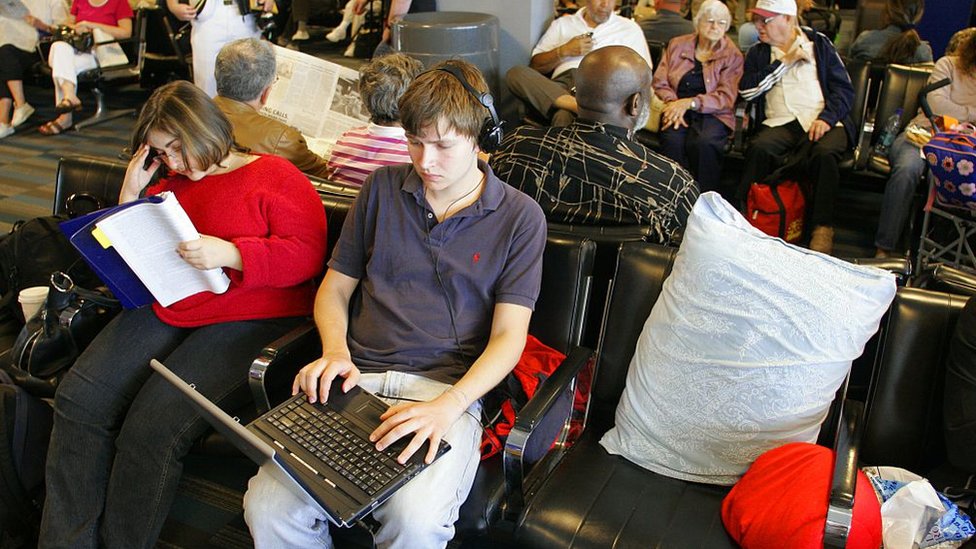 Человек с ноутбуком в аэропорту