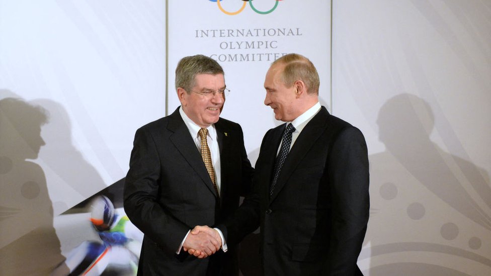 Президент Международного олимпийского комитета Томас Бах обменивается рукопожатием с президентом России Владимиром Путиным