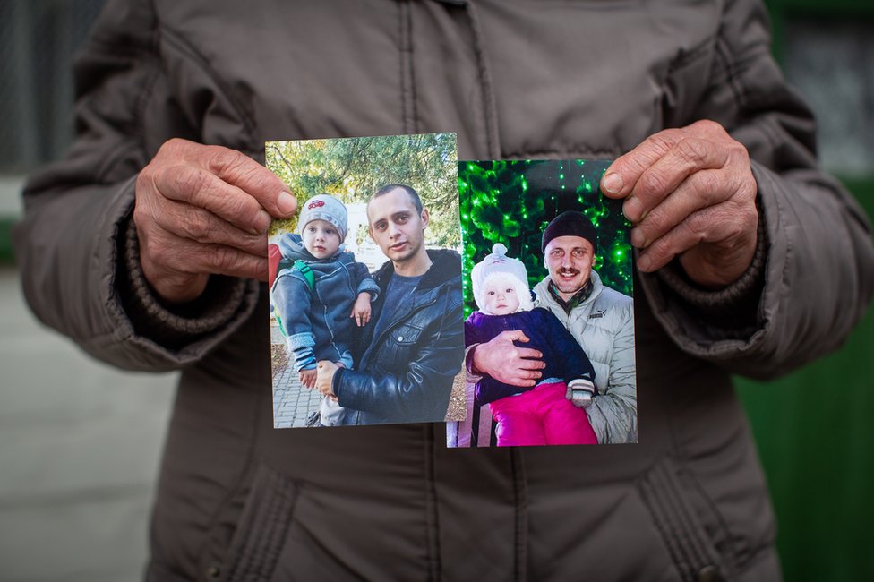Надя Холуменкова показывает фотографии своего внука Никиты и сына Александра