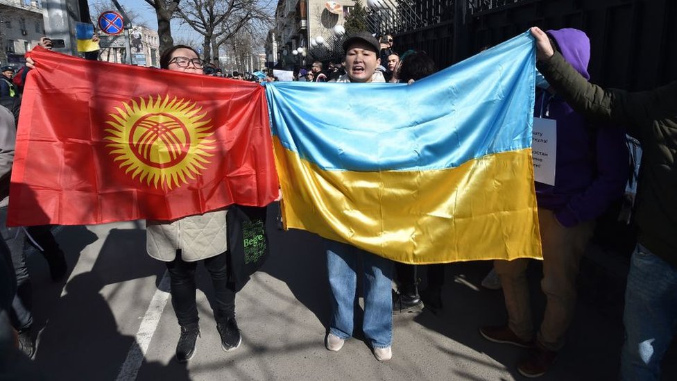 Антивоенная акция в Бишкеке у российского посольства 28 февраля