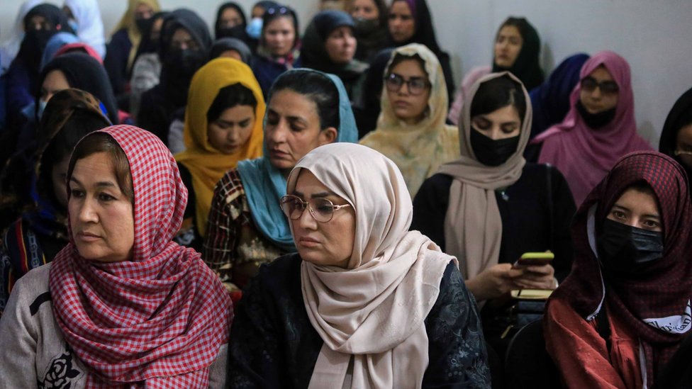 Афганские женщины на собрании, организованном гражданскими активистами