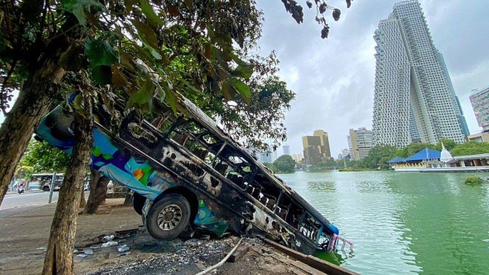 Автобусы, на которых сторонников правительства привозили в столицу, были сожжены и сброшены в озеро