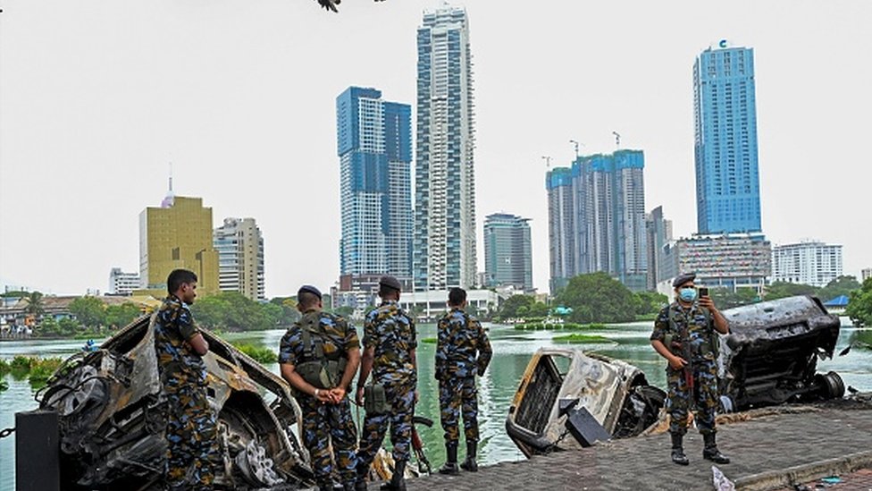 Улицы Коломбо патрулируют солдаты и полиция