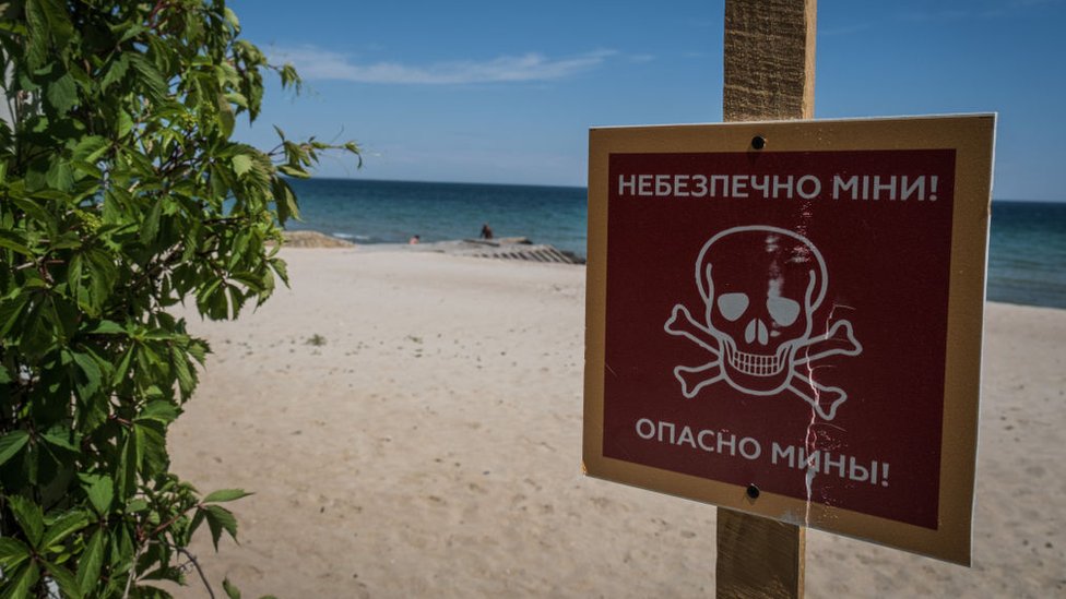 Пляж в Одессе со знаком "Мины"
