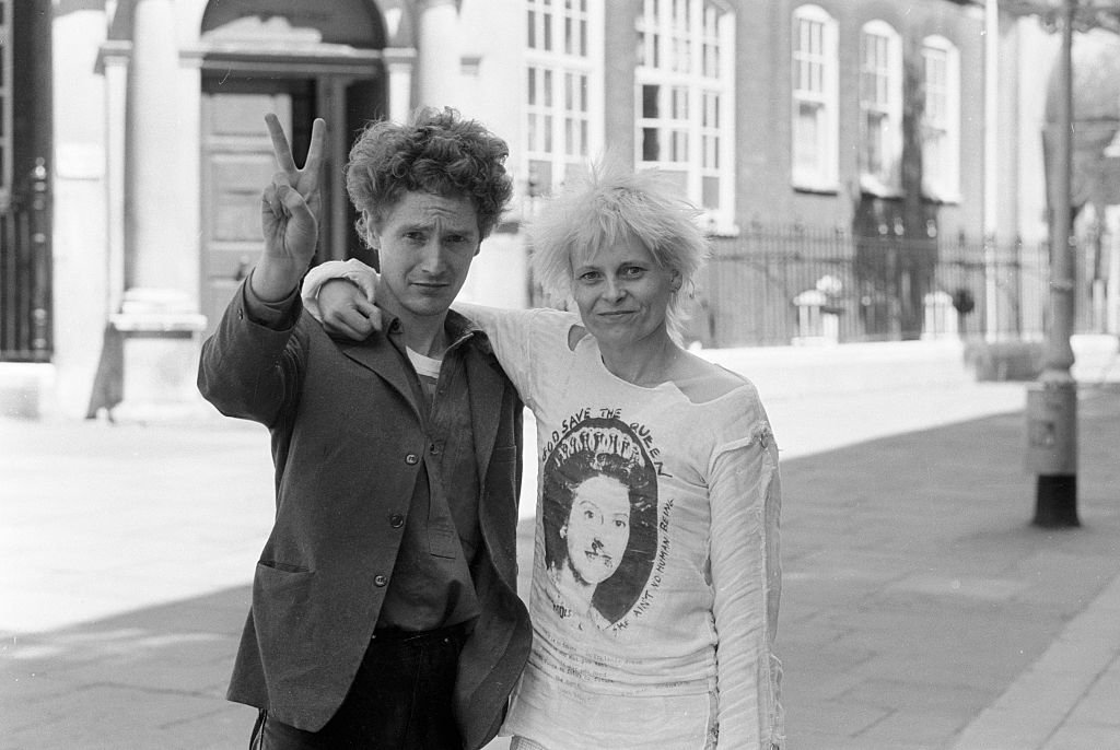 А так выглядели в 1977 году реальные Малькольм Макларен и Вивьен Вествуд. Вествуд в футболке Sex Pistols собственного дизайна