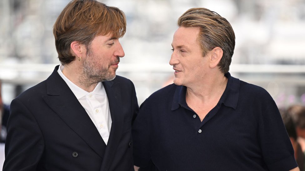 Французский актер Бенуа Мажимель (справа) и испанский режиссер Альбер Серра (слева) позируют во время фотосессии фильма "Умиротворение" на 75-м ежегодном Каннском кинофестивале в Каннах, Франция, 27 мая 2022 года