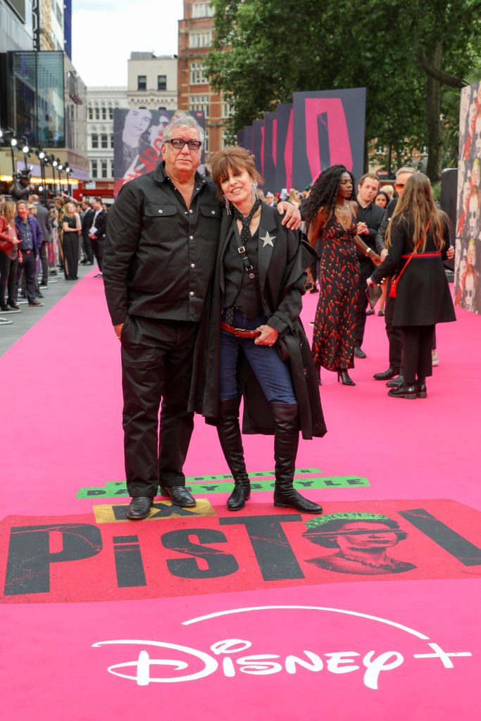 Стив Джонс и Крисси Хайнд на красной дорожке перед мировой премьерой фильма. Лондон, 23 мая 2022 г.