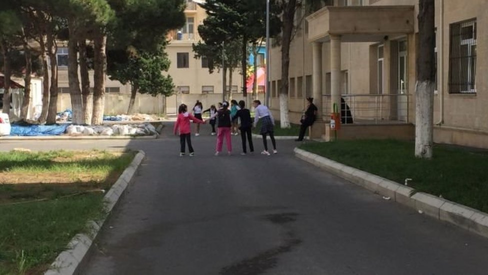 Бакинский школьный двор, в отдалении играют дети.