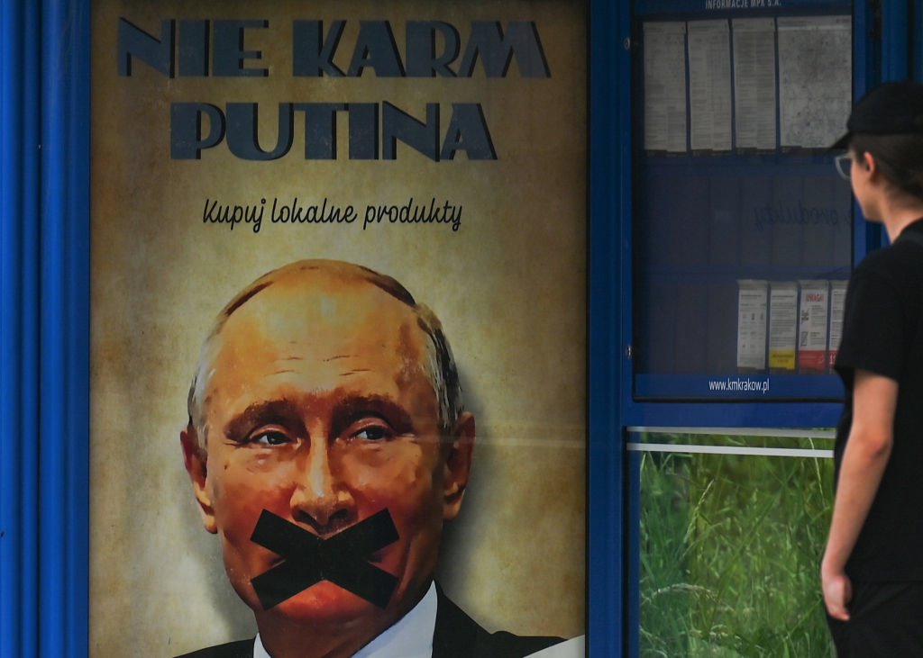 Нарисованный на стене Владимир Путин с заклеенным ртом в Польше