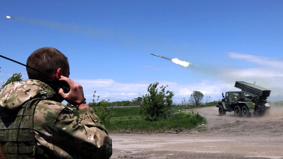 Пророссийские силы ведут ракетный обстрел украинских позиций в Ясиноватой в Донецкой области