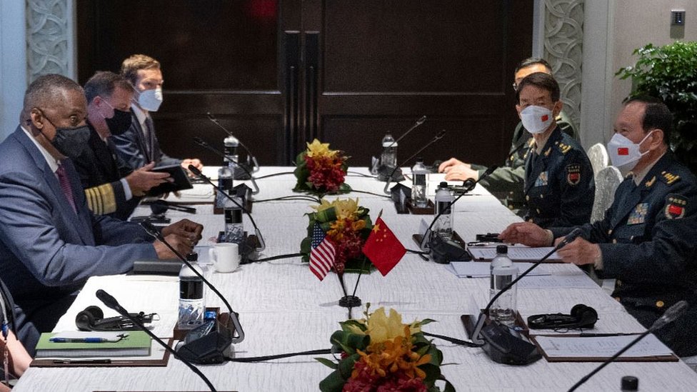 Главы минобороны США и Китая Ллойда Остин (слева) и Вэй Фэнхэ