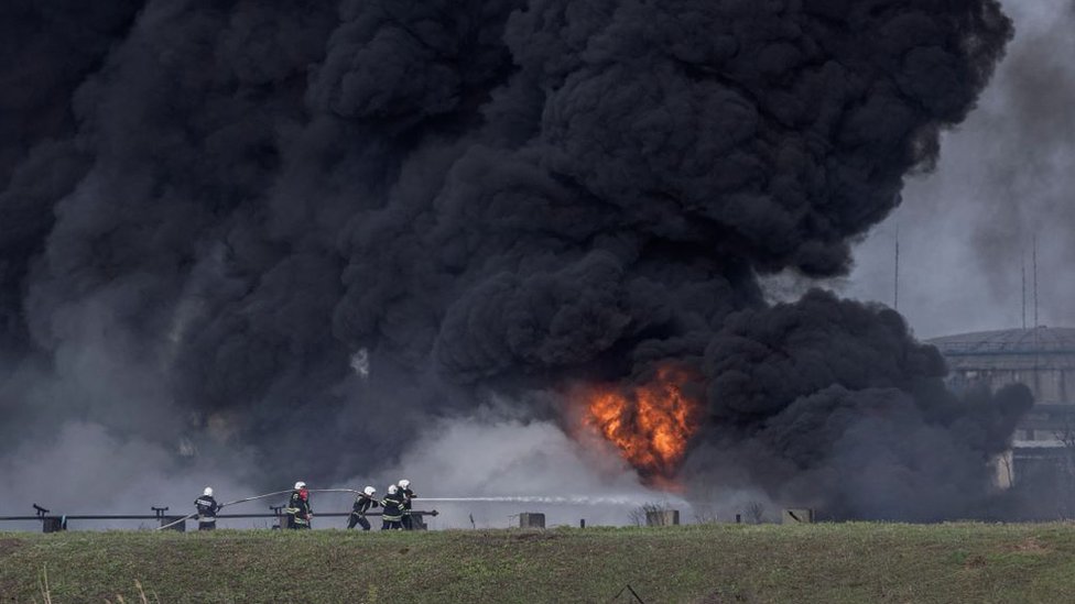 Пожар на Лисичанском НПЗ после обстрела