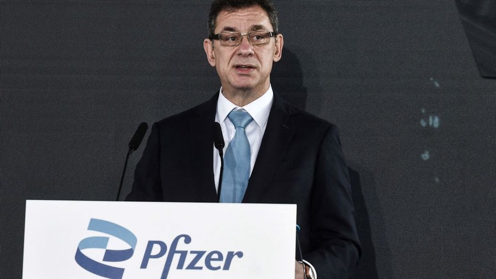Альберт Бурла на открытии нового центра компании Pfizer в Греции