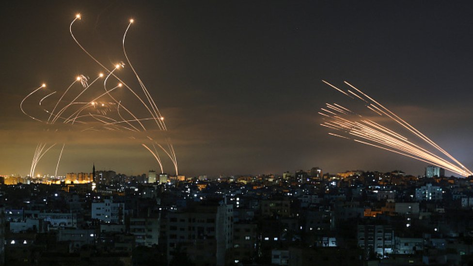 "Железный купол" сбивает ракеты ХАМАС над Тель-Авивом