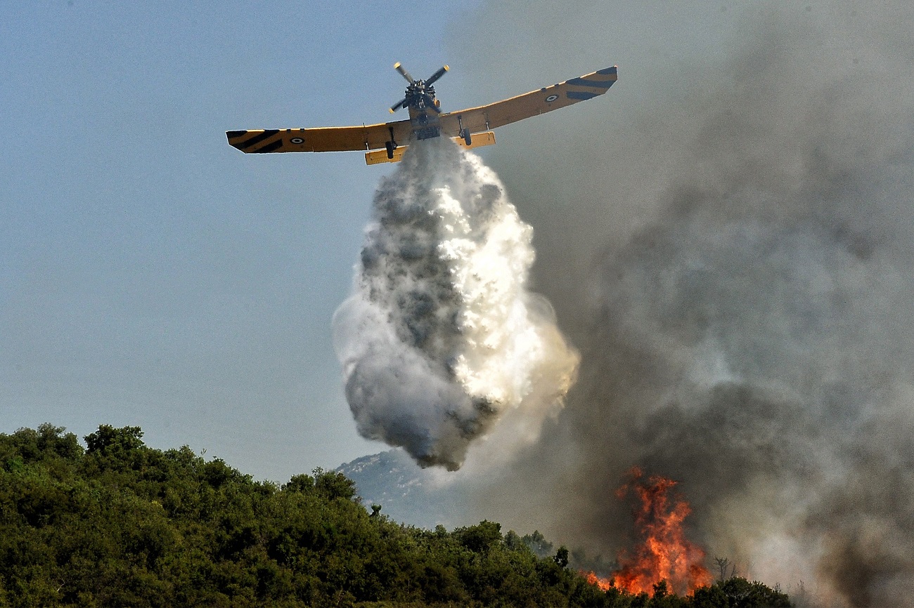 Самолет тушит пожар в Греции