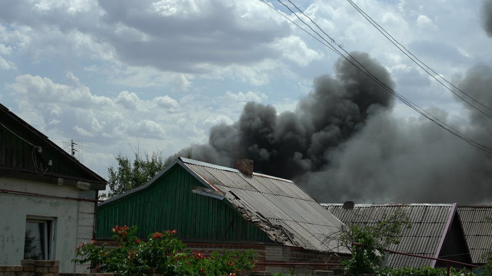 Дым от разрывов снарядов в восточном Донбассе