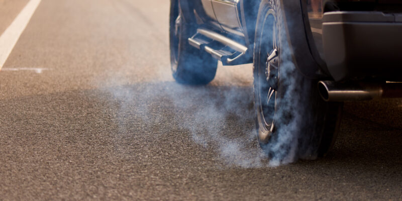 close up of a car wheel in smoke on the highway 2022 01 31 05 12 15 utc новости ДТП