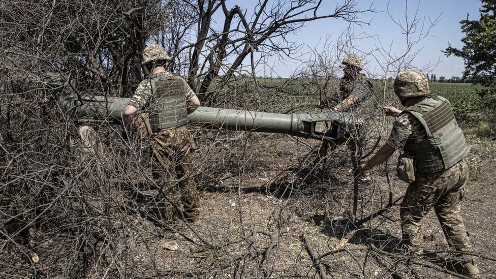 Солдаты украинской армии с орудием