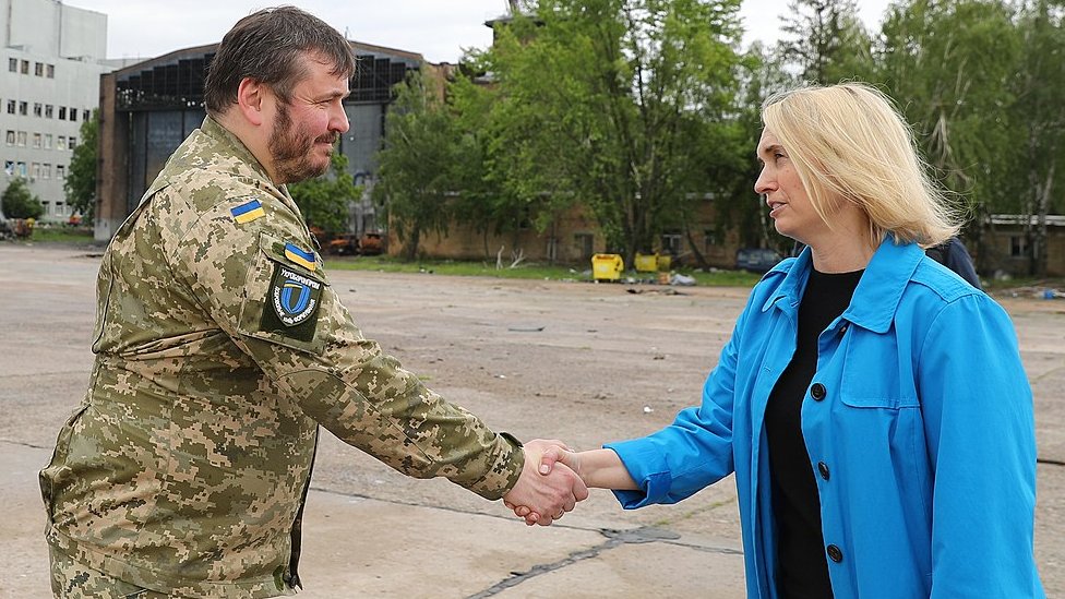 Посол США в Украине Бриджит Бринк во время посещения аэропорта Антонов вблизи Гостомеля