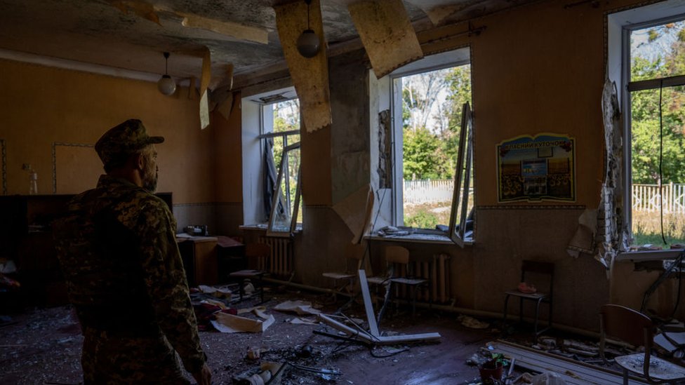 Солдат ВСУ в разрушенной школе на востоке Харькова