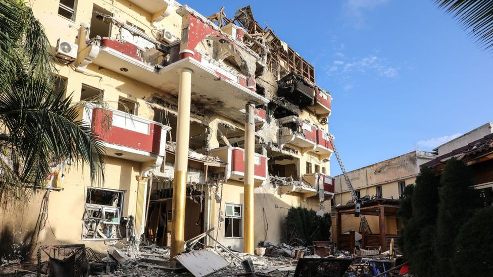 Разрушенный взрывом вход в гостиницу