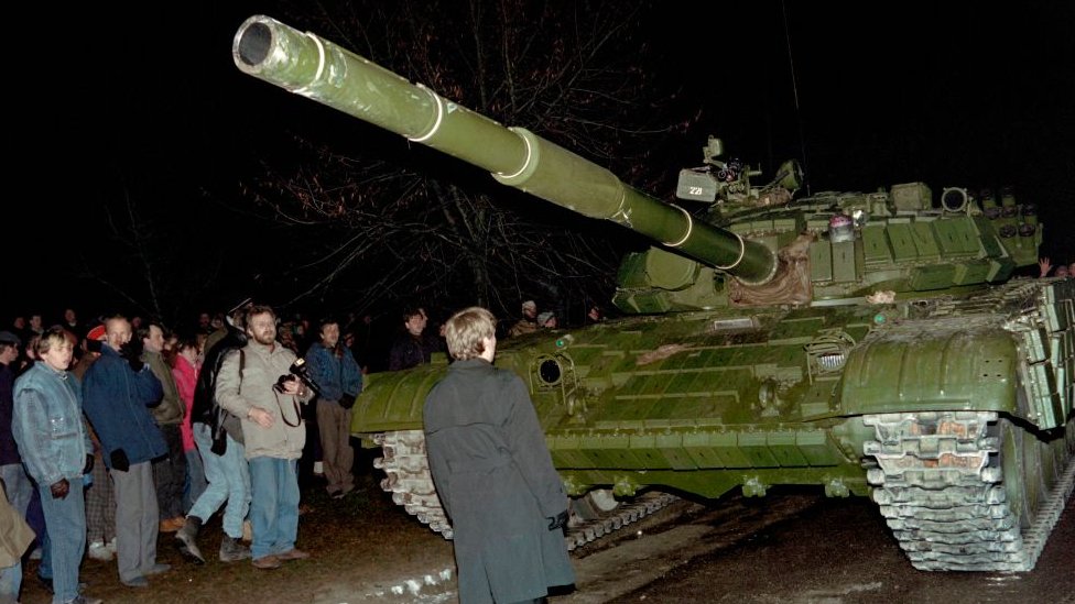 Литовский демонстрант перед советским танком 13 января 1991 года в Вильнюсе
