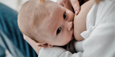 partial view of woman breastfeeding baby at home 2021 09 03 07 31 56 utc экономика featured, грудное вскармливание