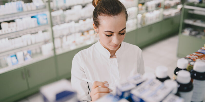 woman pharmacist checking medicine in pharmacy 2022 02 01 22 39 27 utc новости здравоохранения, Ираклий Гарибашвили
