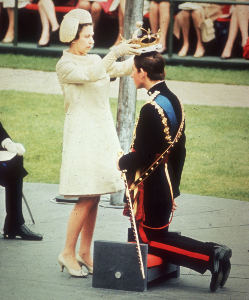Королева возлагает корону принцу Чарльзу при получении им титула принца Уэльского в 1969 году