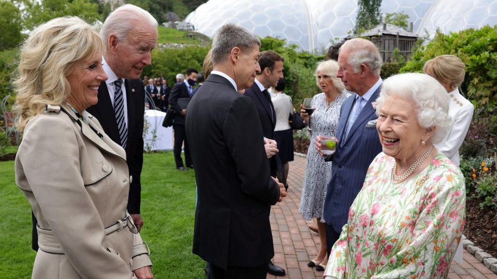 С Джо Байденом и его женой Джилл королева встречалась в Корнуолле, на саммите стран G7, 11 июня 2021 г.