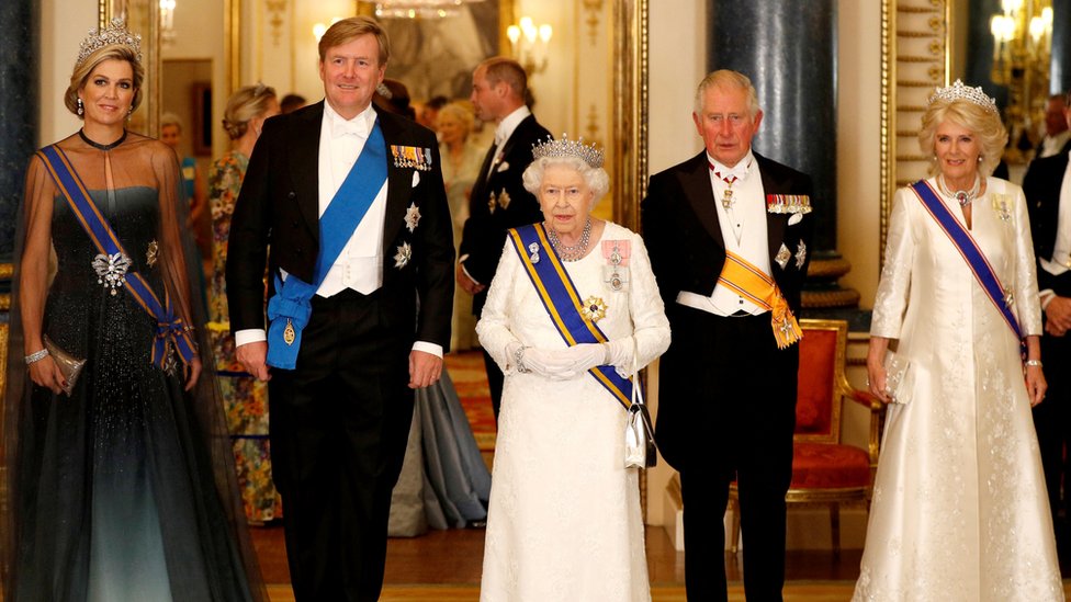 Королева Максима и король Нидерландов Виллем-Александр с королевой Елизаветой, принцем Чарльзом, Камиллой, герцогиней Корнуоллской, в Букингемском дворце, 2018 год.