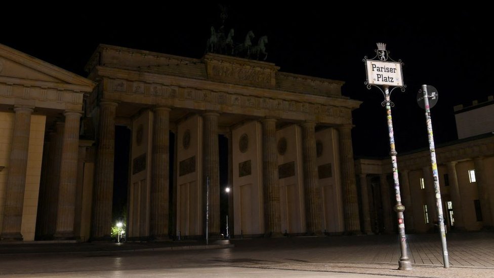 Европа уже экономит на освещении. Бранденбургские ворота в Берлине без привычной подсветки