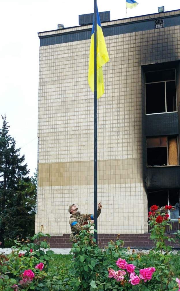 Поднятие украинского флага