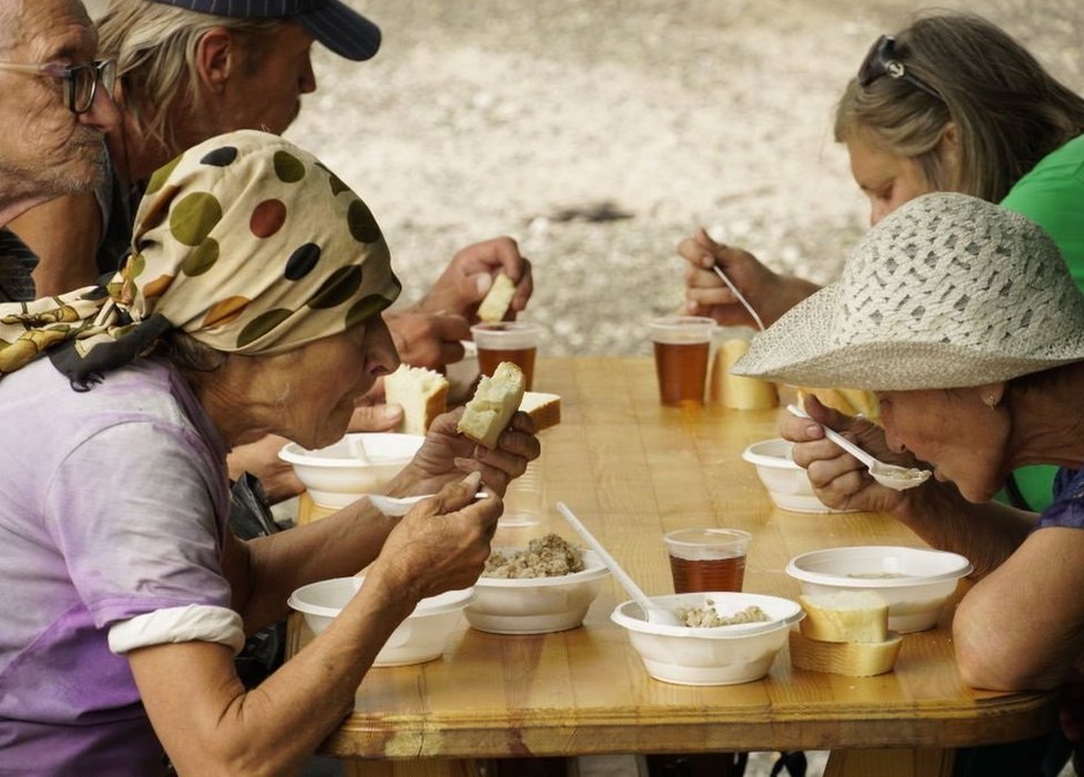 Волонтеры из минобороны РФ выдают в Мариуполе пенсионерам и инвалидам хлеб, кашу и чай