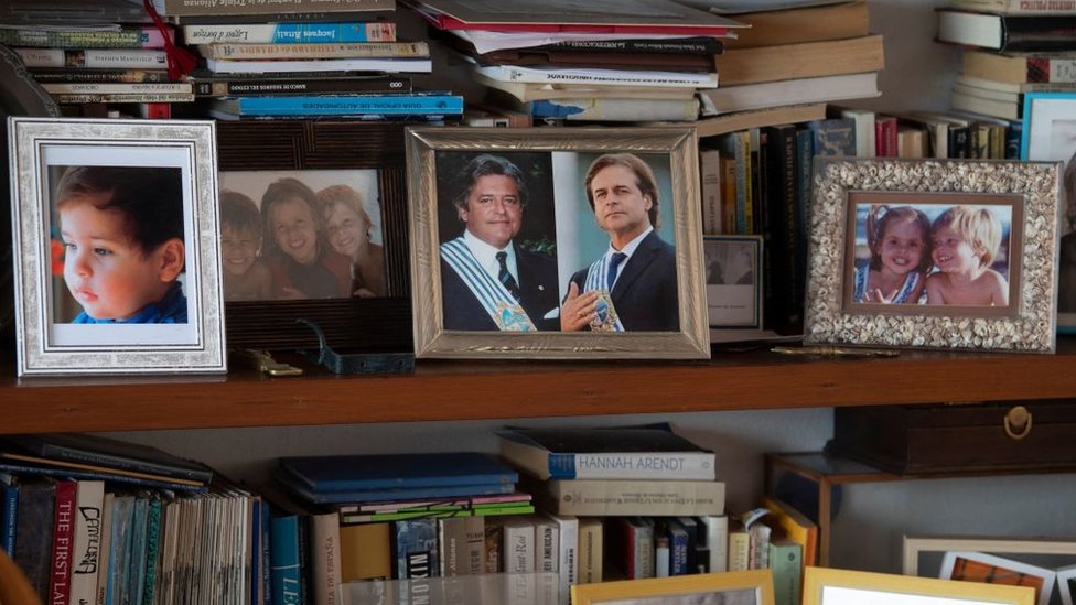 Семейные фотографии в кабинете отца нынешнего президента Уругвая
