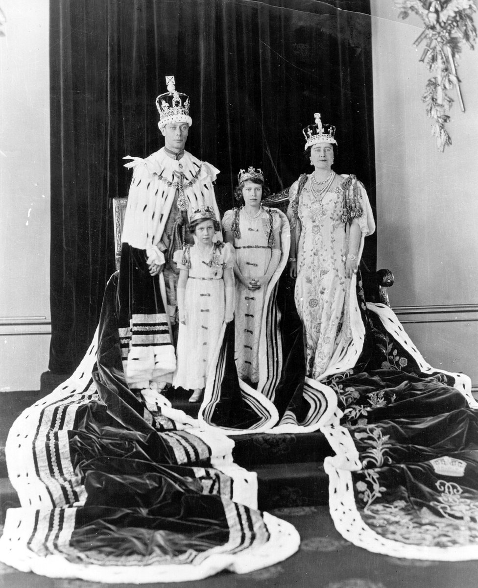 Король Георг VI и королева Елизавета с принцессами Елизаветой и Маргарет