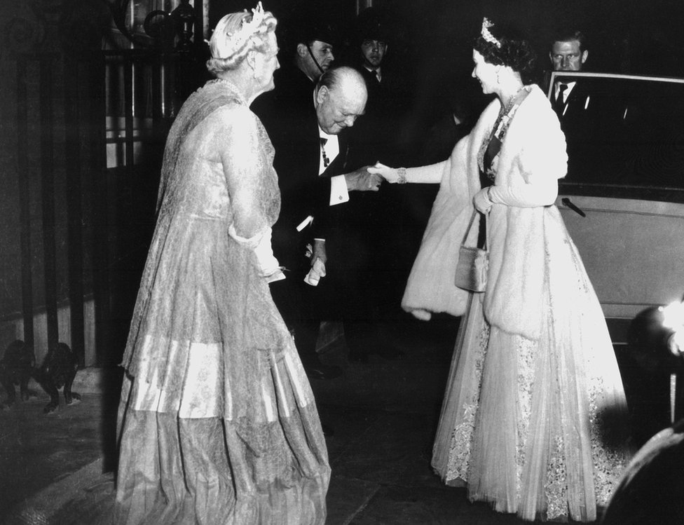 Королева с Уинстоном Черчиллем и его женой Клементиной.