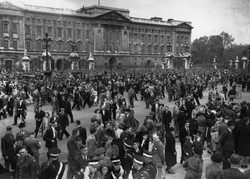 День победы в Европе 8 мая 1945 года, у Букингемского дворца стихийно собирается толпа, в надежде увидеть короля.