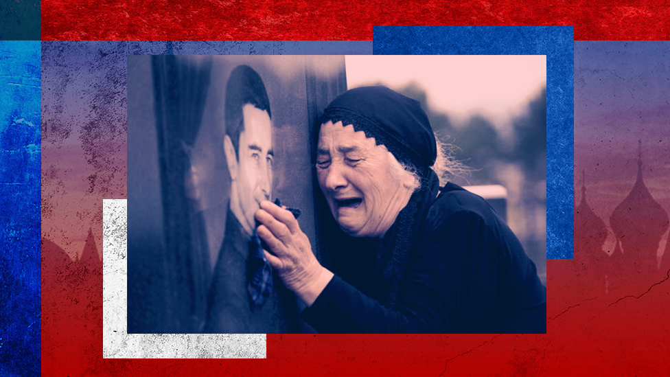 Женщина в Южной Осетии скорбит по сыну