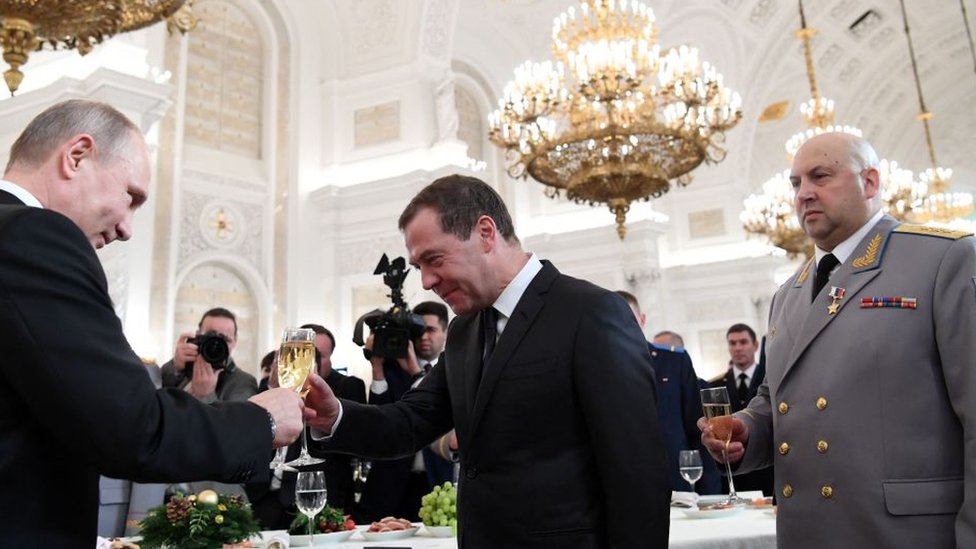 Владимир Путин, Дмитрий Медведев и Сергей Суровикин на награждении воевавших в Сирии российских военных, 2017 год