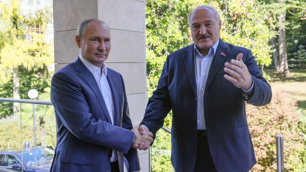 Путин и Лукашенко пожимают друг другу руки